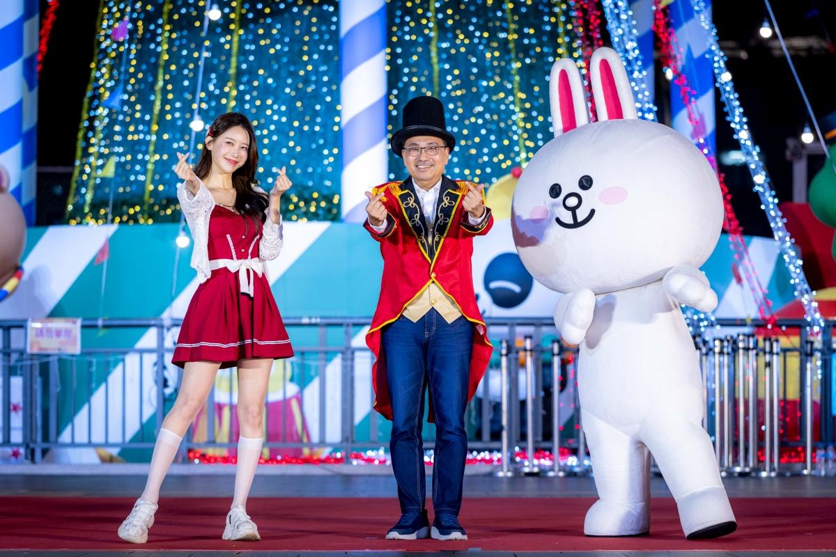 Goddess Li Ya-ying Graces Christmas Opening Night: Spectacular Circus Show × Light Projection Kicks Off the Festival