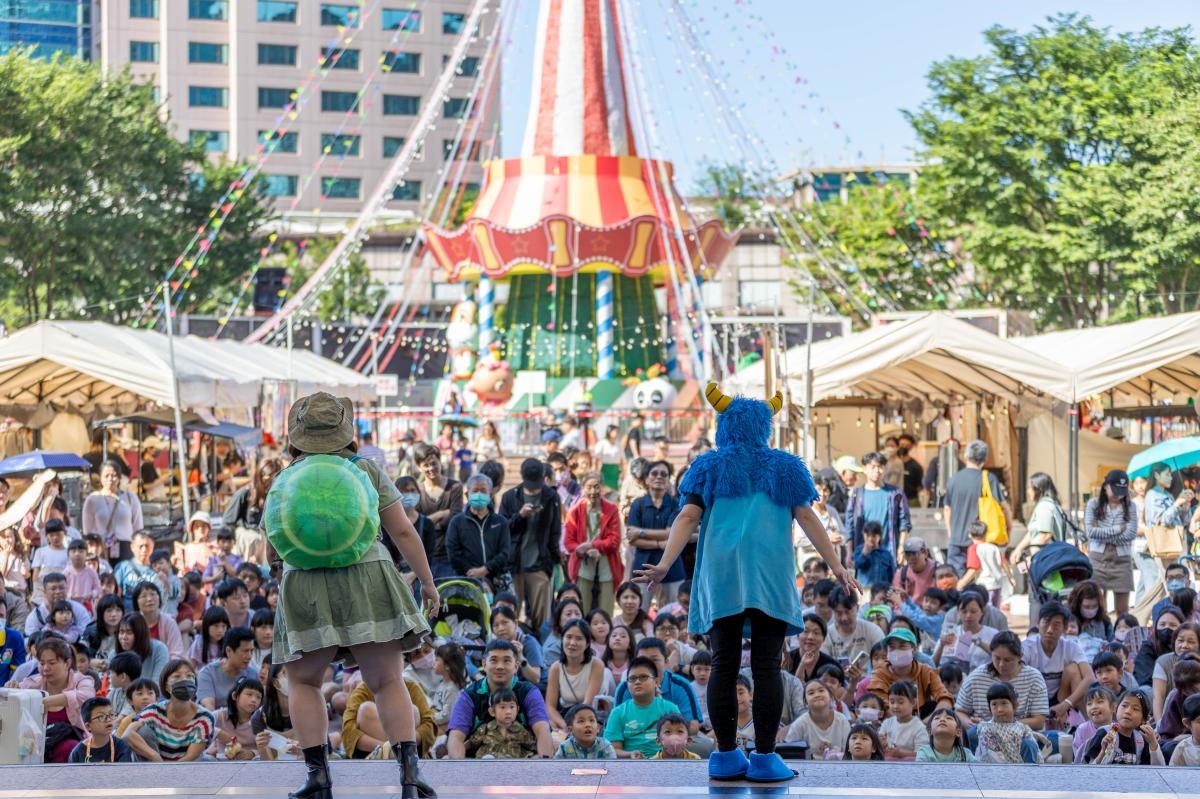 Children’s Circus Carnival Kicks Off the Festive Fun: Families Gather for a Joyful Time