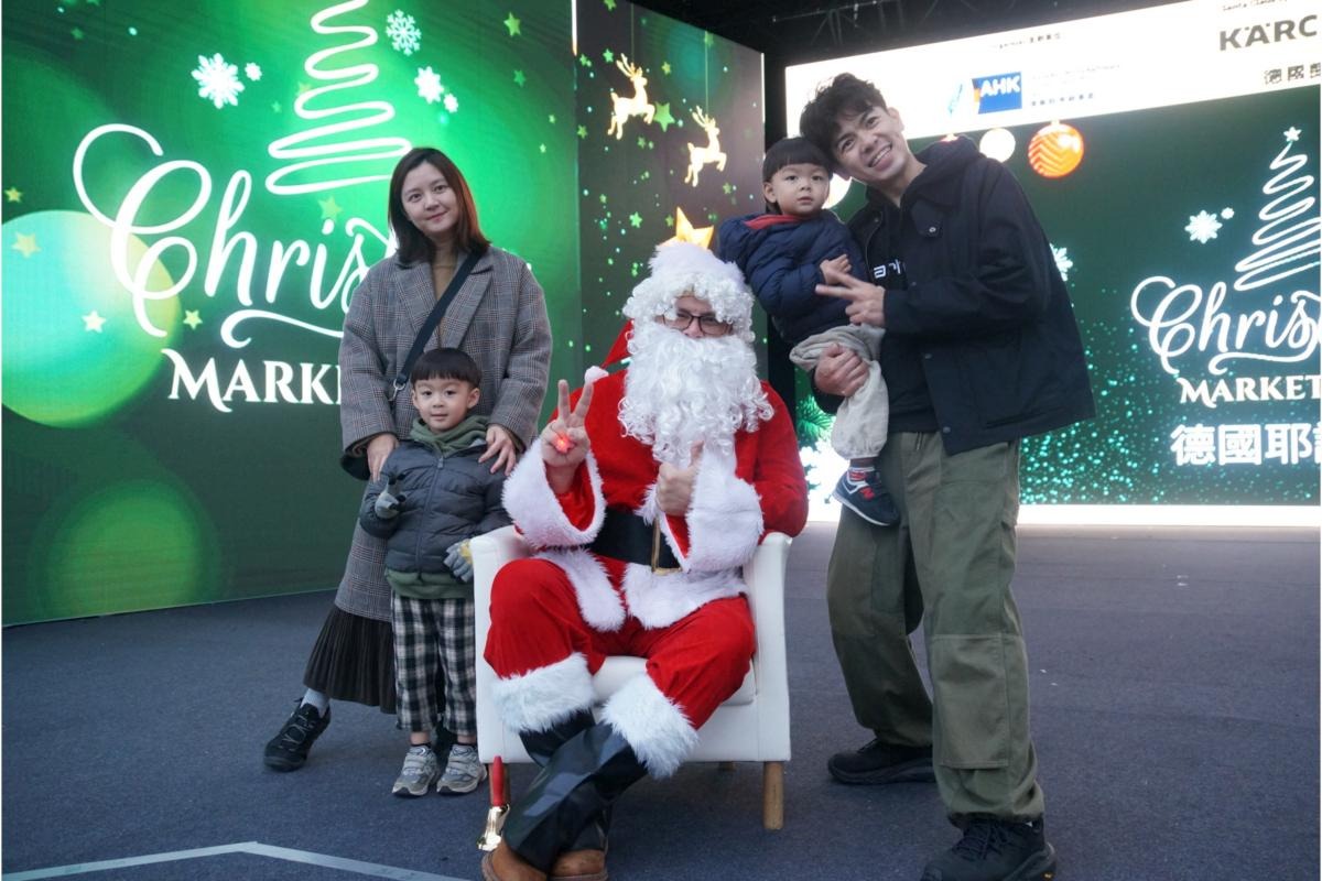 Freunde willkommen！German Christmas Market Opens Warmly — Festive Music and Handcrafted Delights Create a Joyful Atmosphere